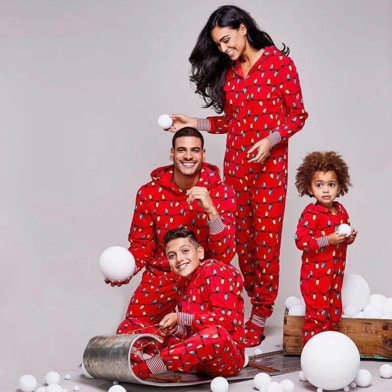 Combinaisons de Noël assorties pour la famille avec ampoules rouges