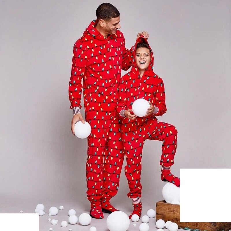 Combinaisons de Noël assorties pour la famille avec ampoules rouges