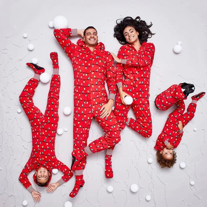 Combinaisons de Noël assorties pour la famille avec ampoules rouges